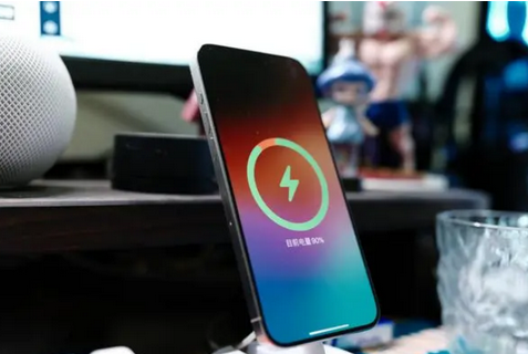 海阳苹果15换屏服务分享用什么充电器给iPhone15充电更好 